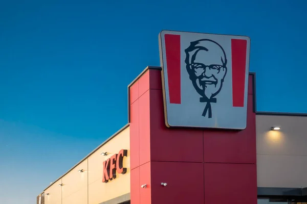 MADRID, SPAGNA - 25 GIUGNO 2021: KFC fast food restaurant. Pollo fritto del Kentucky — Foto Stock