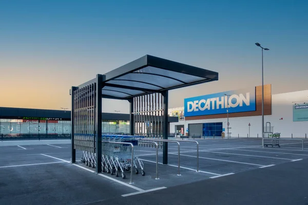 MADRID, SPAGNA - 16 LUGLIO 2021: Carrello in un parco commerciale, vicino al negozio di Decathlon — Foto Stock