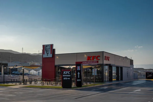 MADRID, SPAGNA - 30 LUGLIO 2021: KFC fast food restaurant. Pollo fritto del Kentucky — Foto Stock
