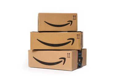 MADRID, İspanya - 31 Ağustos 2021: İzole edilmiş beyaz arkaplan üzerine istiflenmiş üç Amazon Prime paketinden oluşan bir set