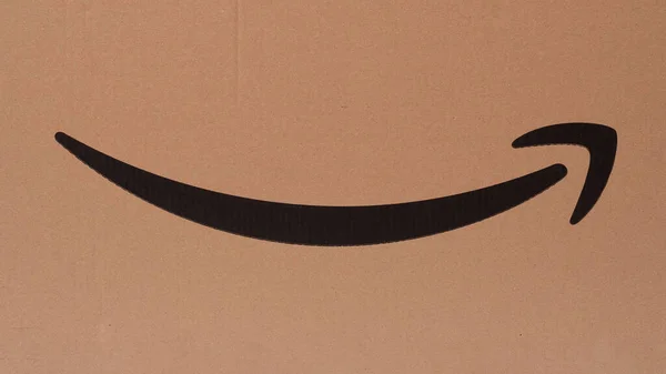 MADRID, ESPAÑA - 31 DE AGOSTO DE 2021: Marca Amazon similar a una sonrisa en el dorso marrón como una caja de cartón — Foto de Stock