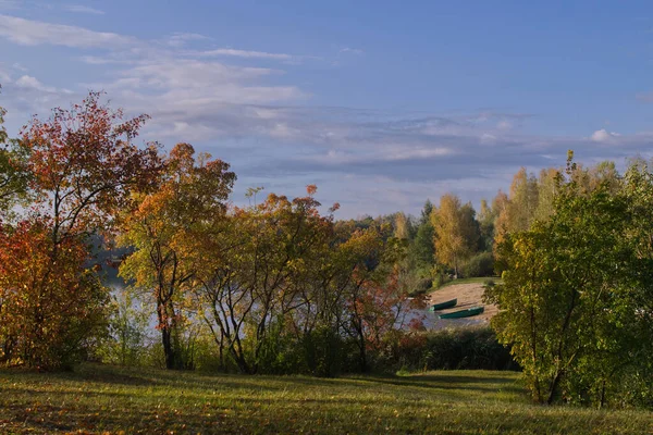 Herfst Herfst Landschap Met Kleurrijk Gebladerte Aan Bomen Kleine Roeiboten — Stockfoto