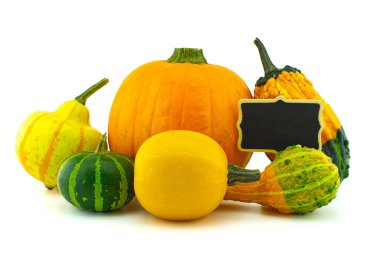 Renkli balkabağı ve kabak koleksiyonu ve beyaz arkaplanda izole edilmiş siyah karatahta çerçeve