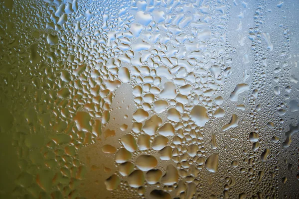 Kondensation Mit Perlenförmigen Feuchtigkeitstropfen Auf Der Außenseite Eines Kalten Glases — Stockfoto