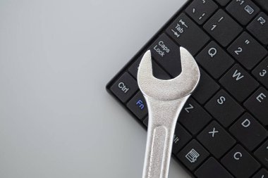 Elektronik teknik destek kavramı - bilgisayar klavyesinde anahtar