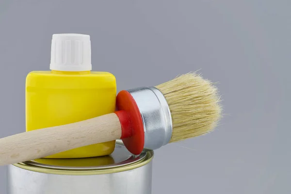 Limpie Pincel Cerdas Frasco Pigmento Amarillo Sobre Una Lata Pintura —  Fotos de Stock