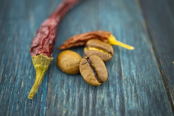 Pimienta Roja Seca Granos Café Asados Sobre Fondo Madera Macro — Foto de Stock