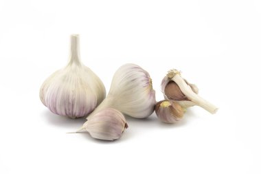 Sarımsak soğanları ve karanfiller beyaz arka planda izole edilmiş.