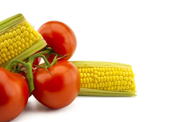 Tomate Rouge Mûre Juteuse Épi Maïs Frais Sur Fond Blanc — Photo