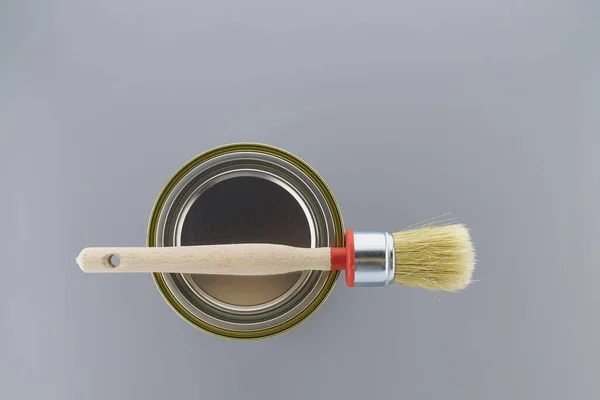 Limpie Pincel Cerdas Sobre Una Lata Pintura Sobre Fondo Gris —  Fotos de Stock