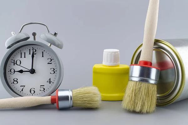 Nuevo Concepto Color Decoración Renovación Con Una Naturaleza Muerta Reloj —  Fotos de Stock