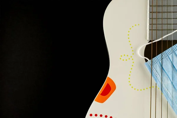 Akustikgitarrenkorpus Aus Holz Und Eine Gesichtsmaske Zwischen Den Saiten Über — Stockfoto