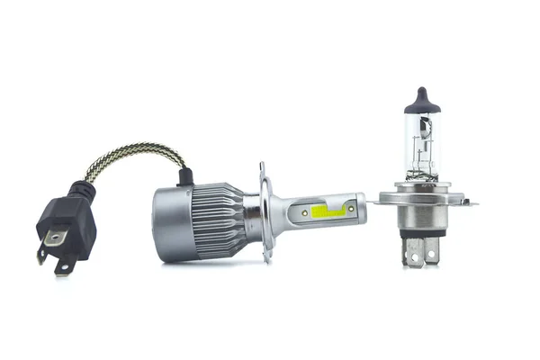 Araba H4 LED ve halojen far ampulleri beyaz arkaplanda izole edildi