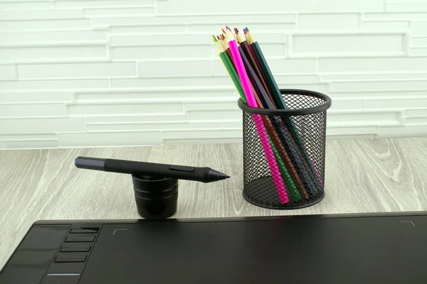 イラストレーターやデザイナーのためのデジタルグラフィックタブレットの近くにデジタルスタイラスペンは 色鉛筆を描きます テキストのためのフリースペース — ストック写真
