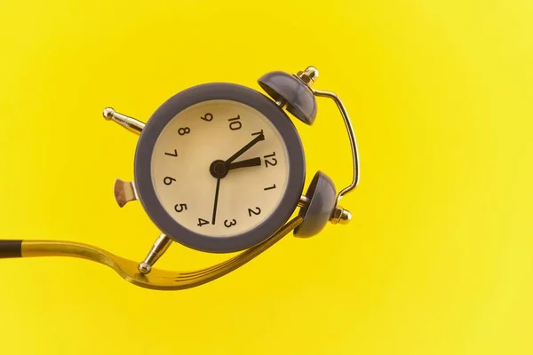 Reloj Despertador Horquilla Dorada Sobre Fondo Amarillo Pérdida Peso Concepto —  Fotos de Stock
