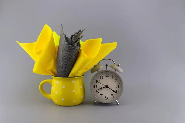 Servilletas Amarillas Grises Colocadas Taza Amarilla Junto Reloj Despertador Gris —  Fotos de Stock