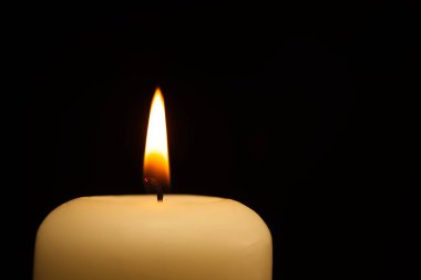 Mumlar karanlıkta yanıyor. Kopyalama alanı olan kavramsal resim