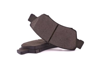 Araba fren pedleri beyaz arka planda izole edilmiş. Yedek yedek parçalar - fren yastıkları