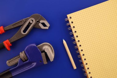 Yenileme, üretim, imalat, inşaat veya onarım, iki farklı anahtar ve defter düzenleme ile düz konsept