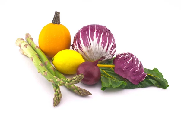 Yaprak Pancarı Limon Kuşkonmaz Radicchio Salatası Soğan Beyaz Arka Planda — Stok fotoğraf
