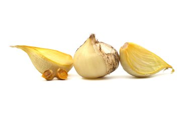 Fil sarımsağı (Allium ampeloprasum) soğanı, beyaz arka plan üzerine dikilmek üzere hazırlanmış karanfiller ve ayrı karanfiller.