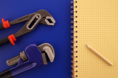 Yenileme, inşa, imalat, yapım veya onarım iki farklı anahtar, kalem ve defter düzenleme ile düz konsept yatar