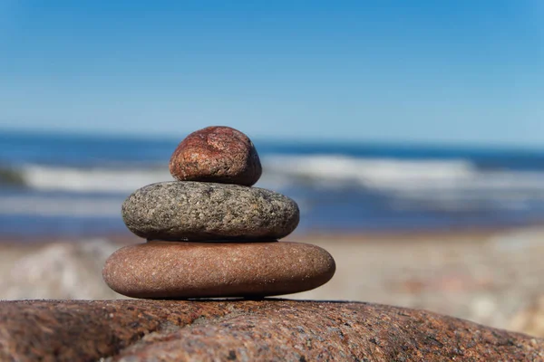 Apilado Piedras Rocas Una Playa Situada Parte Superior Una Roca — Foto de Stock