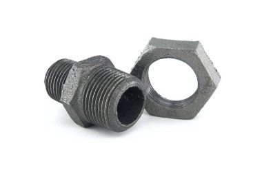 Temiz beyaz bir yüzeyde gösterilen, eşleşen uğursuz bir fındıkla metal boru uyumu. Tesisat, inşaat ve donanım katalogları için uygun kalıcı bir endüstriyel bileşen..