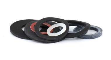 Su tesisatında ve mekanik uygulamalarda kullanılan çeşitli lastik contalardan oluşan bir koleksiyon..