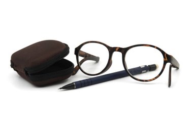 Kaplumbağa kabuğu çerçeveli okuma gözlükleri, kalem ve renkli kırmızı başparmak eklemleri beyaz bir arkaplan üzerinde fotokopi alanı ile bir iş hayatında