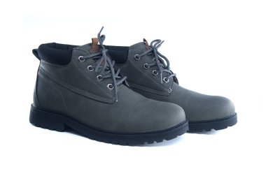 Sağlam siyah tabanlı ve detaylı dikişli bir çift modern gri iş botu ürün gösterimi için temiz beyaz arka planda sunuluyor.