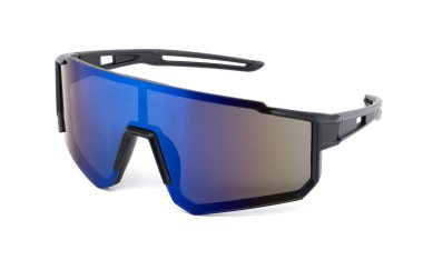 Bisikletçiler ve koşucular için tasarlanan tek camlı kalkan geniş UV koruması, yansıtma önleyici kaplama ve açık hava ve eğitim amaçlı aktif kullanım için güvenli bir havalandırma çerçevesi sunuyor.