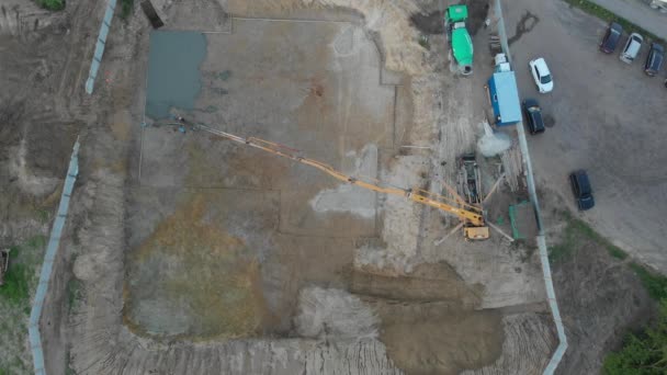 Sebuah pompa menuangkan beton di lokasi konstruksi — Stok Video