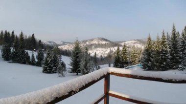 Zaman ayarlı kar korkuluklarda boğuluyor. Gölgeler ve bulutlar hareket ediyor.