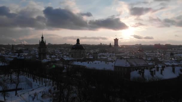 教会や大聖堂と雪に覆われた旧市街のライブの空中ショット. — ストック動画