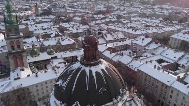 Disparo aéreo volando alrededor de la cúpula de la catedral en la parte central de Lviv. — Vídeos de Stock
