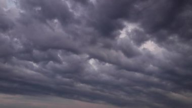 Zaman su gibi akıp geçiyor. Gökyüzünde süzülen tüylü bulutlar karanlığa karışıyor. 4K