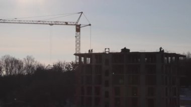 Büyük kule vinci olan bir inşaat alanı. Bulutlu bir zaman atlaması..