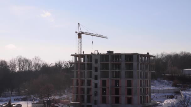 Staveniště s velkým věžovým jeřábem v časové prodlevě s cloudscape. — Stock video