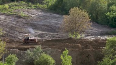 Zaman Alanı: İnşaat alanındaki buldozer düzleştirme yüzeyi