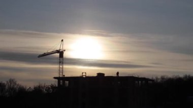 Büyük kule vinci olan bir inşaat alanı. Bulutlu bir zaman atlaması..