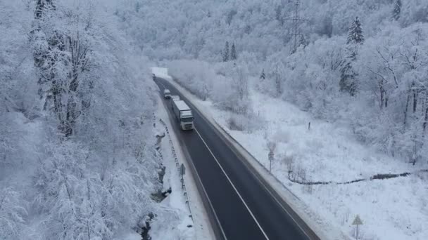 Niesamowite Zdjęcie Drona Powietrza Samochody Ciężarówki Jadą Drogą Pięknych Górach — Wideo stockowe