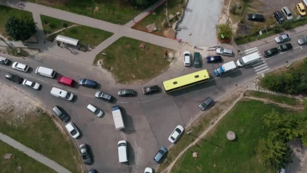 Letecký Drone Let shora dolů Pohled na zaseklá auta a autobusy na křižovatce v dopravní špičce. — Stock video