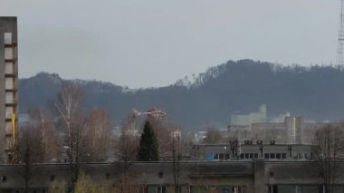 Hastane iniş noktasından acil ambulans helikopteri kalkıyor..