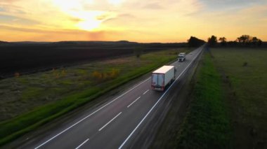 Hava Aracı görünümü: Yarı Kamyonlar Kargoyu Kargo ile teslim ederken buluşuyor.