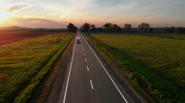 İnanılmaz Hava Aracı Görünümü: Beyaz Kamyon Yoldan Mal Teslim Ediyor.