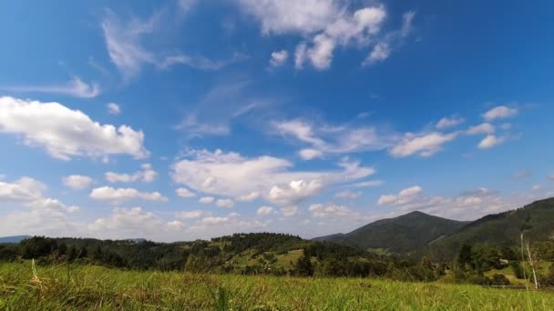 Time lapse: prachtige wolken zweven door de lucht boven de bergen in zonnige dag. — Stockvideo