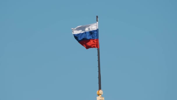 Η λευκή κόκκινη και μπλε σημαία της Ρωσικής Ομοσπονδίας κυματίζει στον άνεμο — Αρχείο Βίντεο