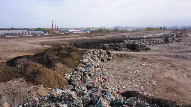 Wideo lotnicze miejskiego wysypiska śmieci w tle miasta, — Wideo stockowe