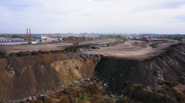 Şehrin arka planındaki çöplüğün hava görüntüsü.,